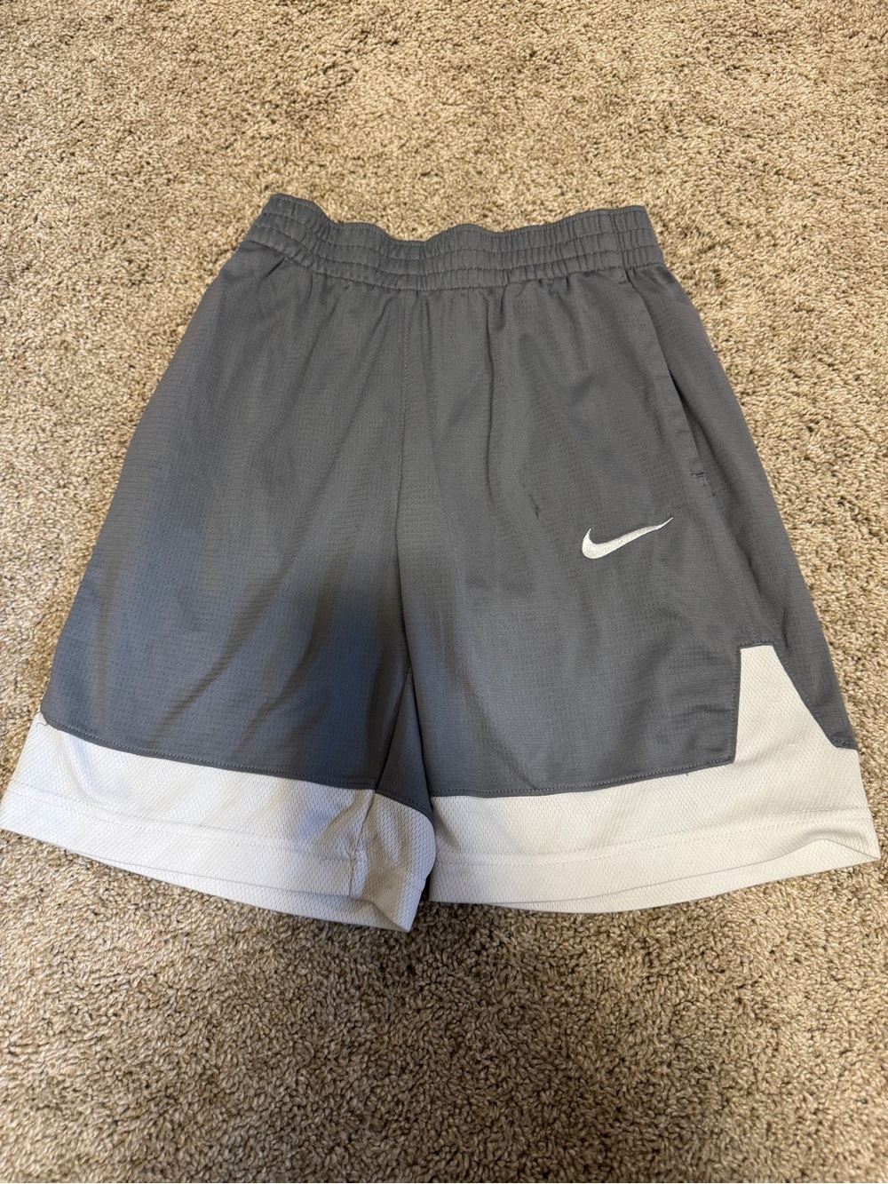 Medium 10/12 Youth Boy’s Nike Basketball Shorts Gray White